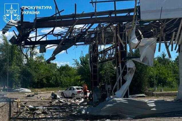 Ворог двічі атакував АЗС у Дергачах на Харківщині: пошкоджені автівки, є поранені. Фото