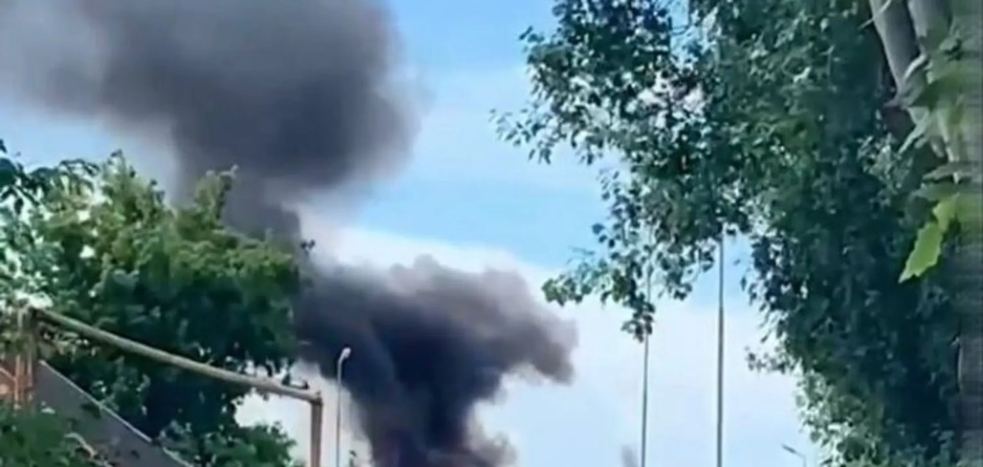 Пожежа на АЗС внаслідок удару.