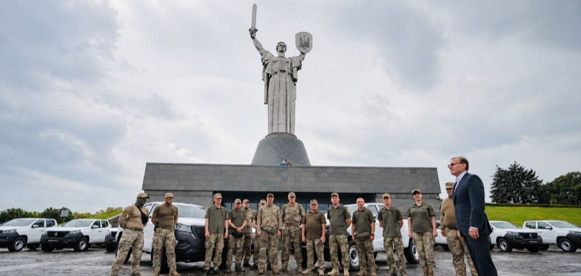 'Метинвест' передал внедорожники боевым бригадам на Запорожском направлении