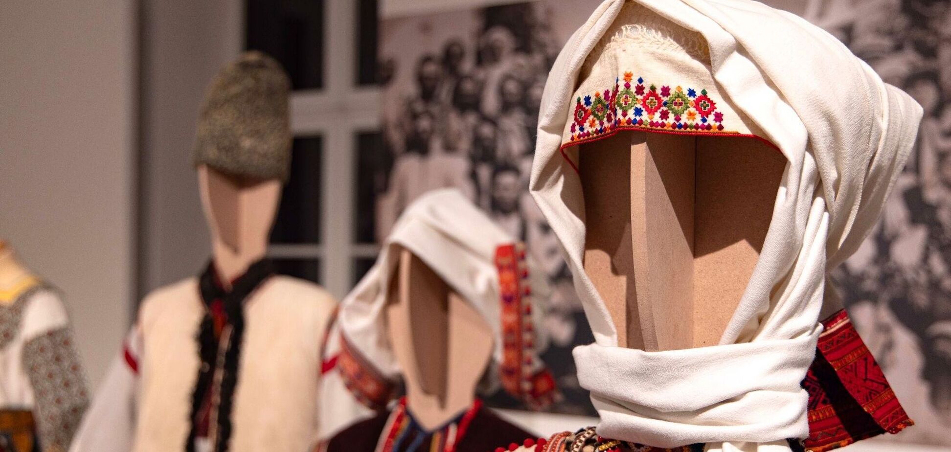 У Любляні відкрилася виставка 40 автентичних українських строїв із родинними історіями