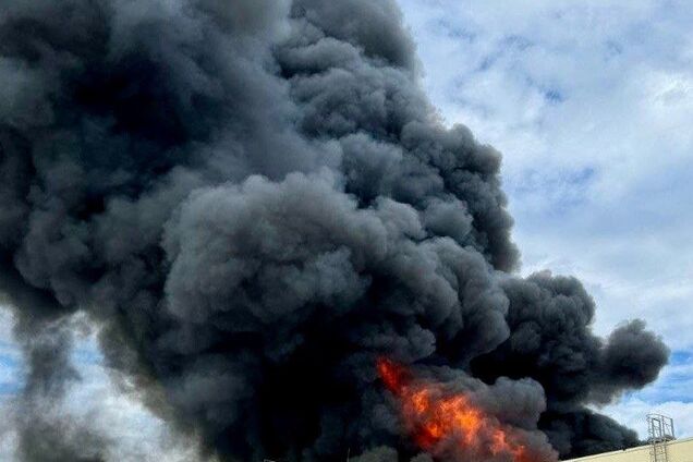Росія завдала ударів по Дніпровському району: горять склади АТБ, є поранені. Фото