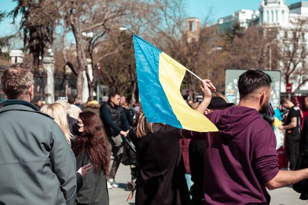Иллюстрация - мужчина с флагом Украины