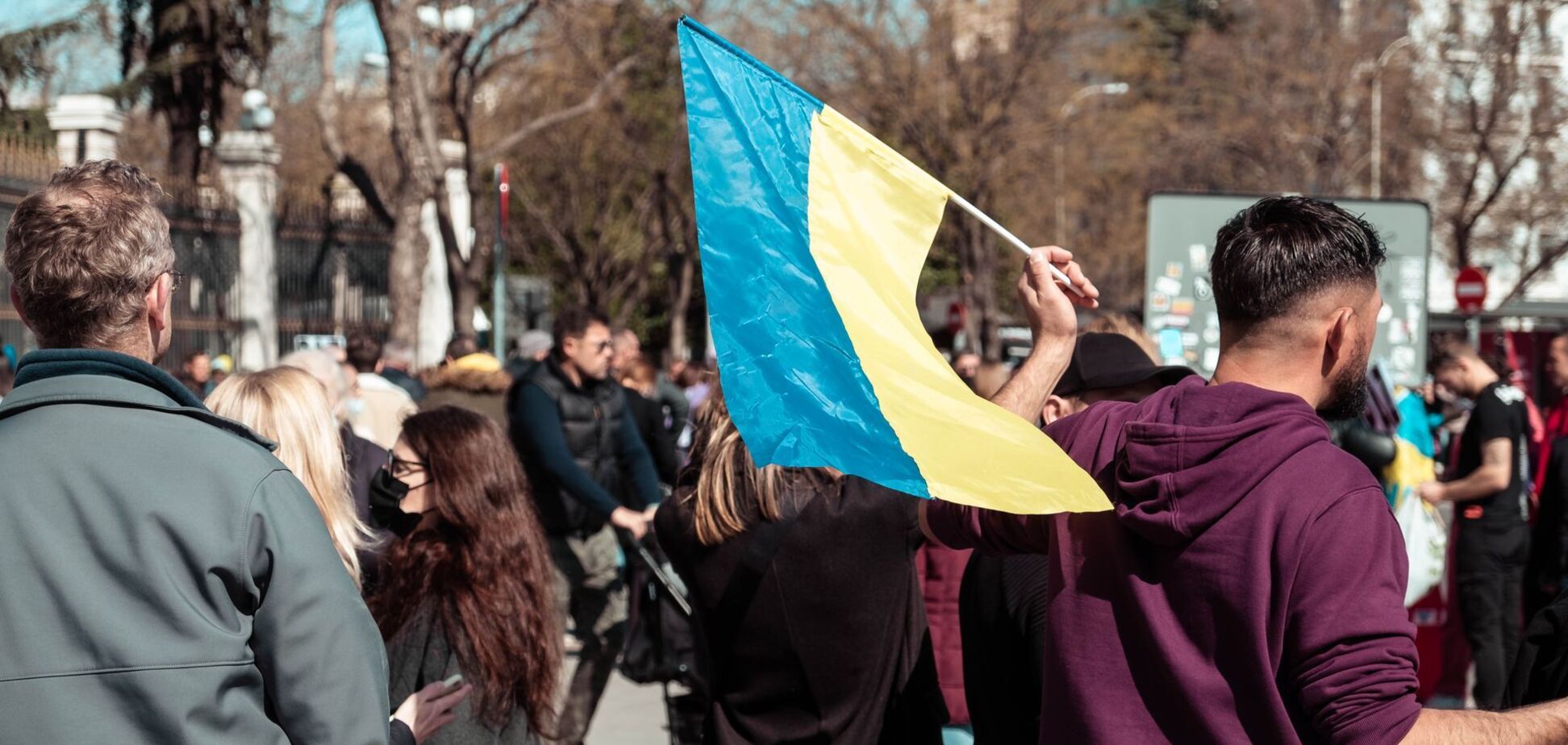 Иллюстрация - мужчина с флагом Украины