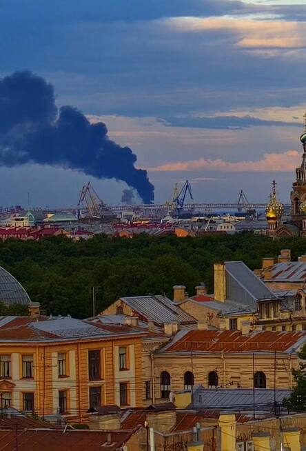 Под ударом – нефтяной терминал: в российском Санкт-Петербурге прогремели взрывы, поднялся пожар. Фото