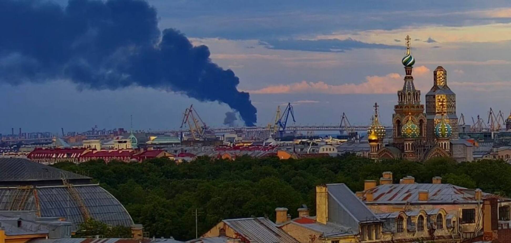 Под ударом – нефтяной терминал: в российском Санкт-Петербурге прогремели взрывы, поднялся пожар. Фото и видео