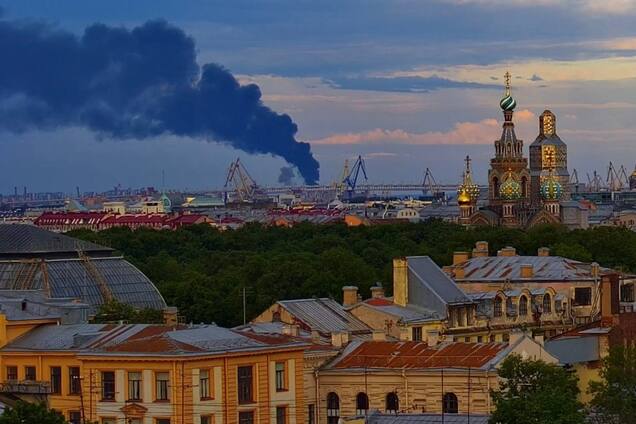 Под ударом – нефтяной терминал: в российском Санкт-Петербурге прогремели взрывы, поднялся пожар. Фото