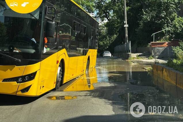 В Киеве автобус провалился в яму, образовавшуюся из-за прорыва трубы. Подробности и фото