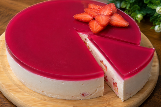 Изысканный желейный торт с творогом и фруктами: как приготовить