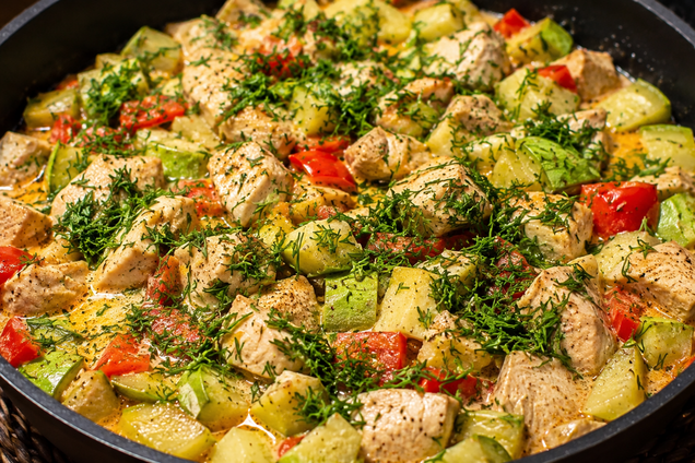 Нежная курица с овощами в сливочном соусе: можно очень вкусно приготовить на обед