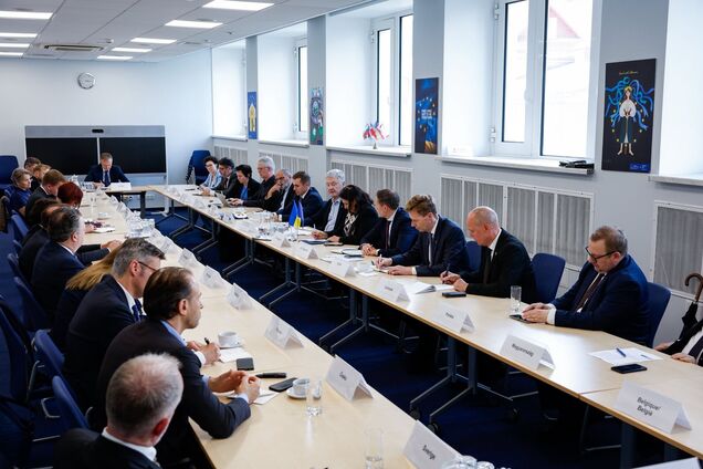 Обговорили справедливий мир, членство в ЄС та ефективність парламенту: Порошенко зустрівся із послами Євросоюзу