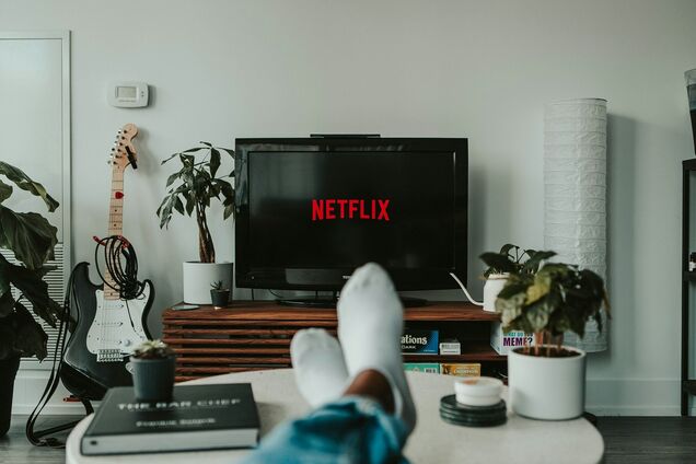 Иллюстрация - мужчина смотрит Netflix