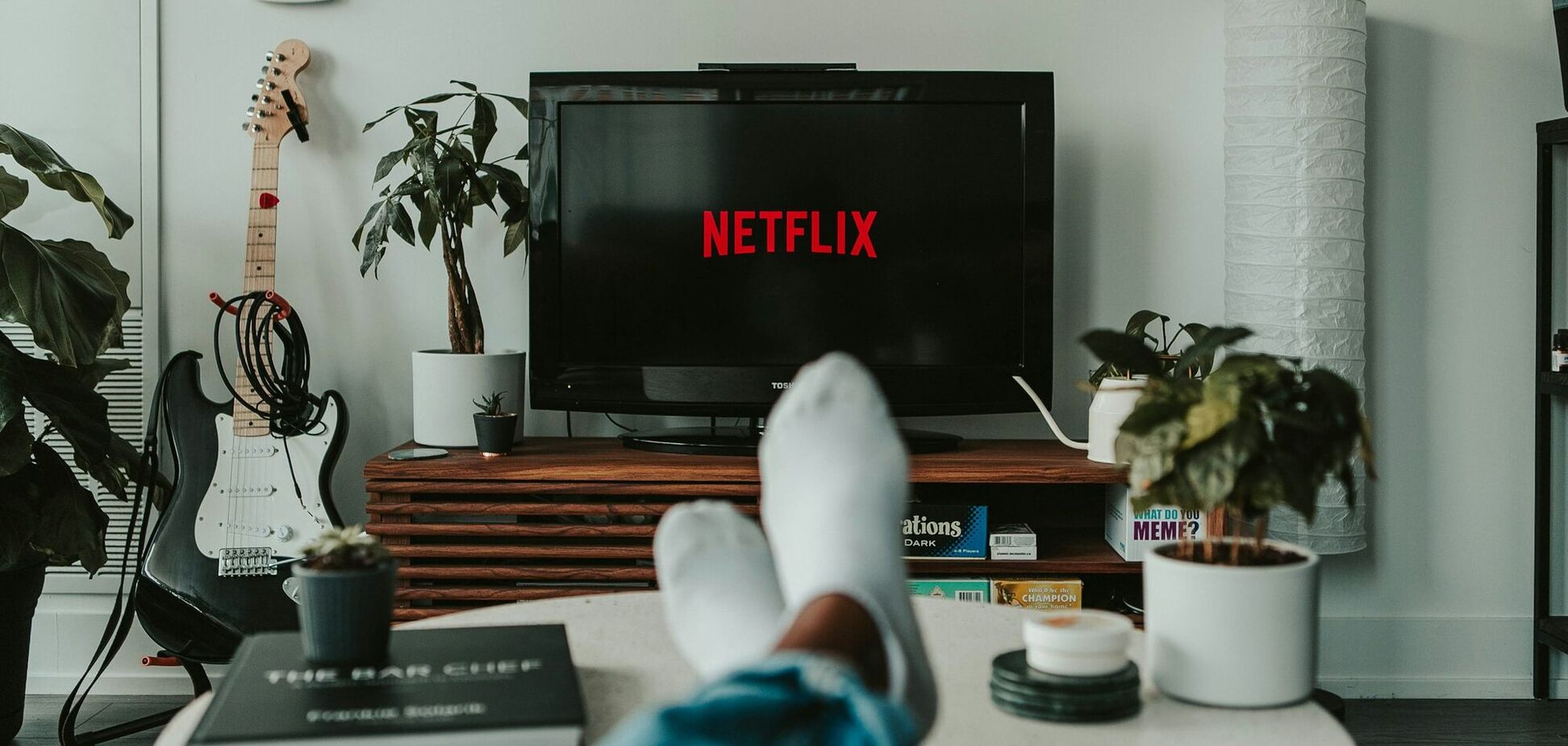 Иллюстрация - мужчина смотрит Netflix