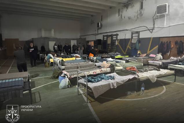 Привязывали людей наручниками к лестнице: чиновникам Ужгородского ТЦК сообщили о подозрениях. Видео