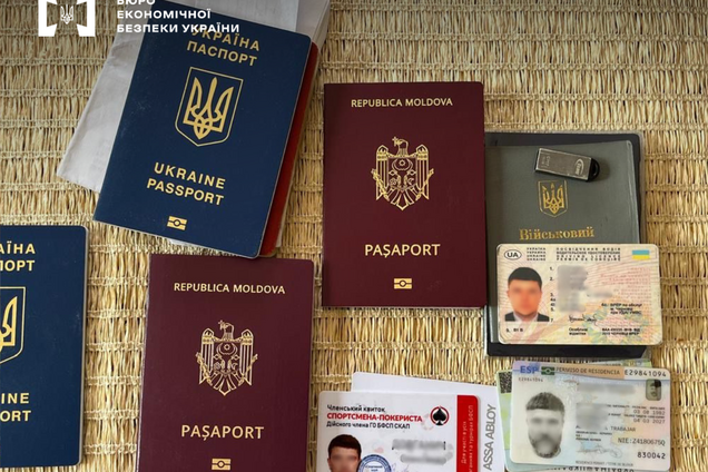 Підроблювали паспорти для виїзду