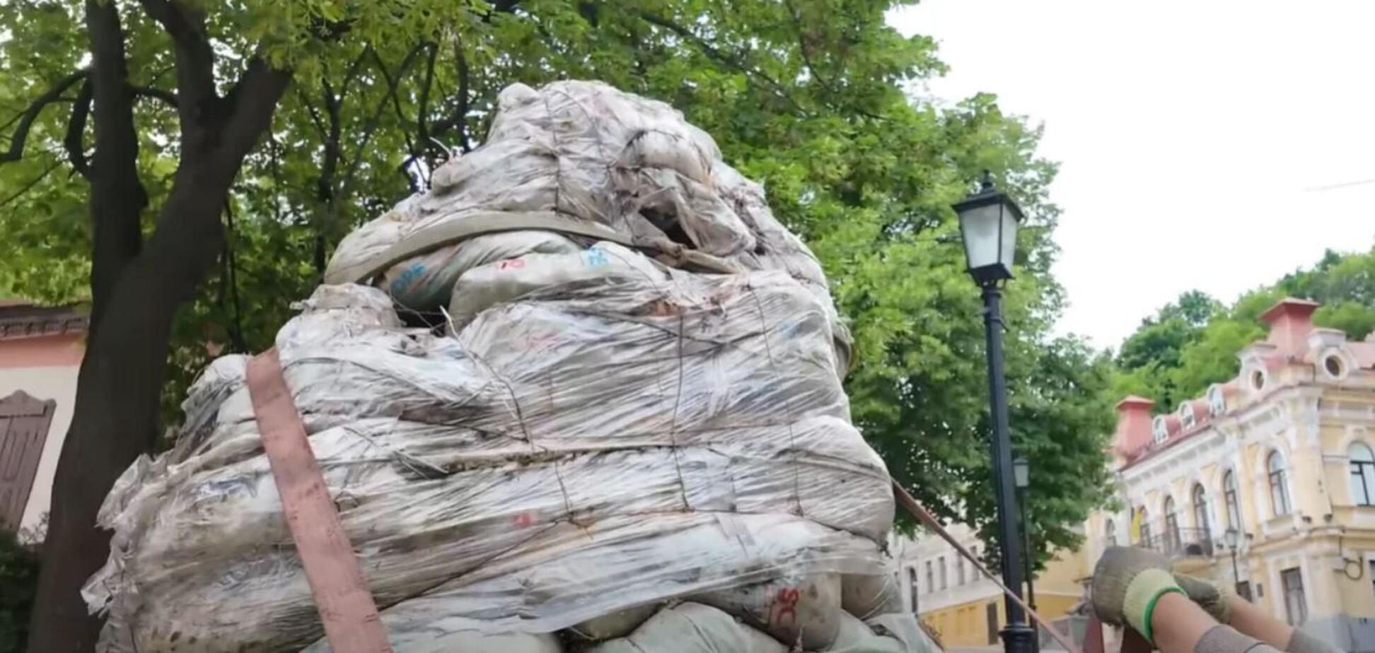 В Киеве демонтировали памятник Булгакову: все подробности. Видео