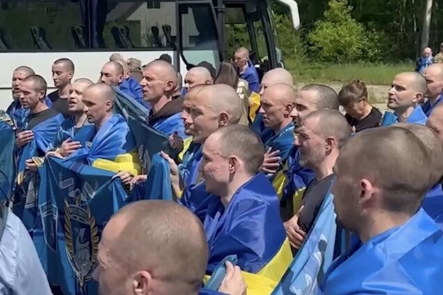 'Запануємо і ми, браття, у своїй сторонці': звільнені з полону захисники зворушливо заспівали гімн України. Відео