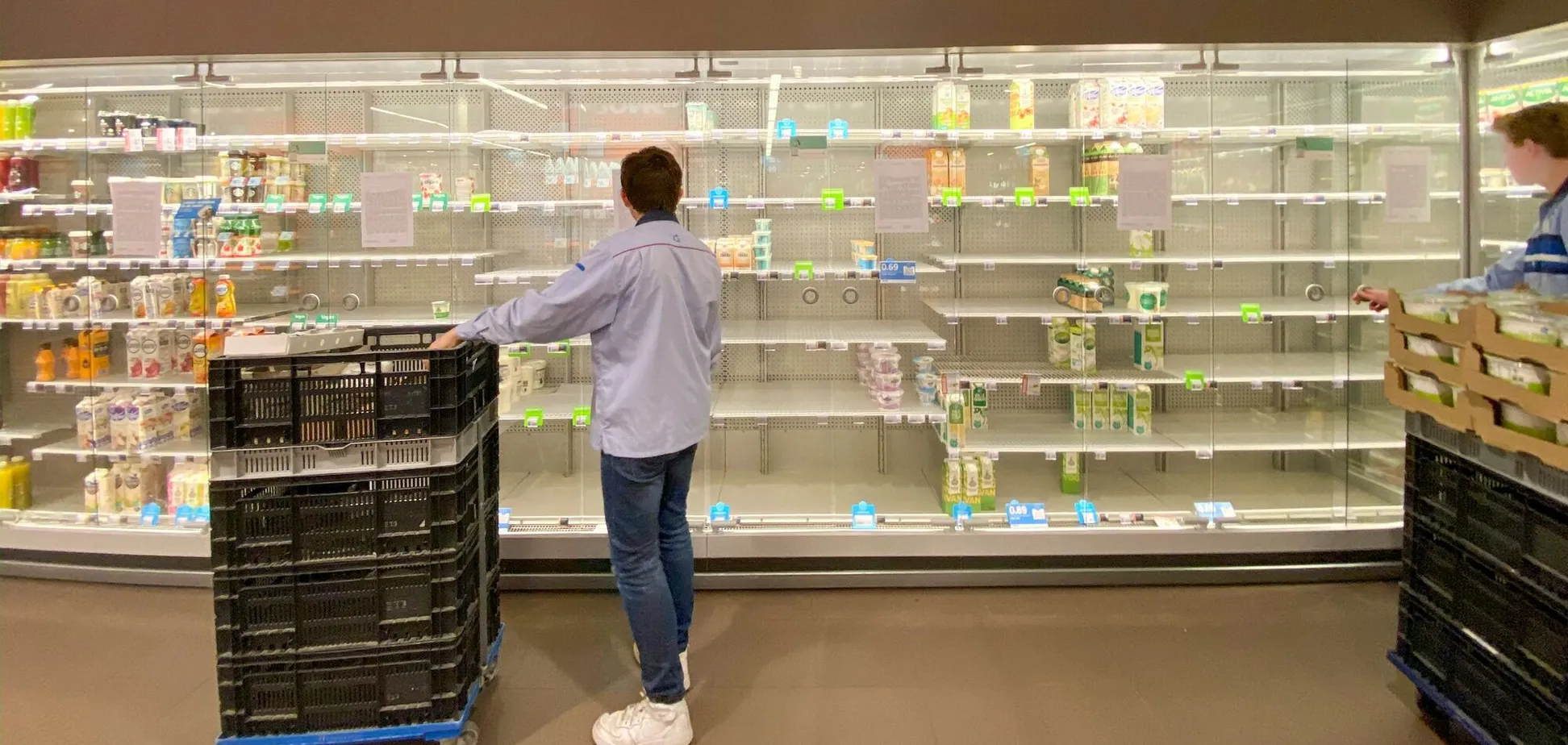 Иллюстарция - пустые полки в супермаркете