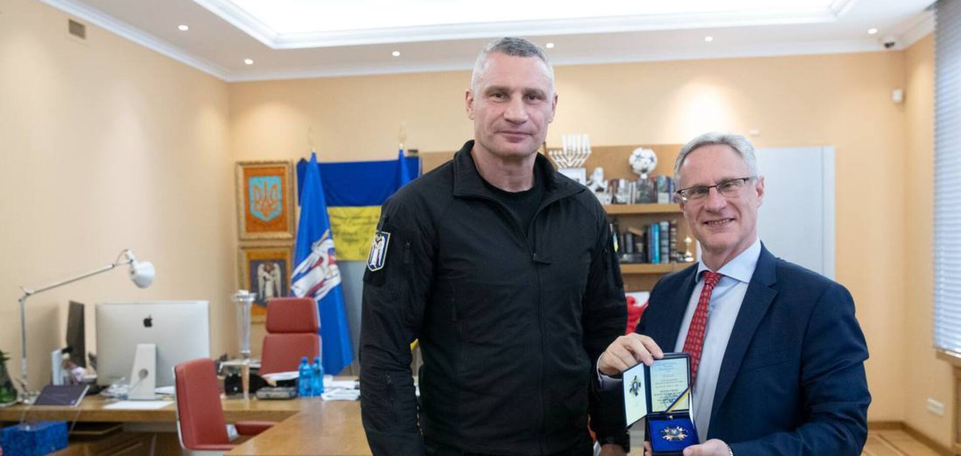 Кличко зустрівся з послом Ізраїлю Міхаелем Бродським та вручив від столиці нагрудний знак 'За сприяння обороні Києва'