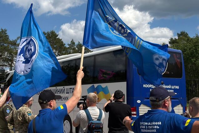 В Україну з російської неволі повернулися 185 захисників і цивільний: Зеленський розкрив деталі обміну. Фото