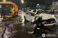 В Киеве на Троещине легковушка столкнулась с грузовиком, есть пострадавший. Фото и видео