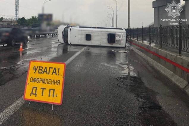 У Києві водій мікроавтобуса влаштував шахові гонки і перекинувся. Відео