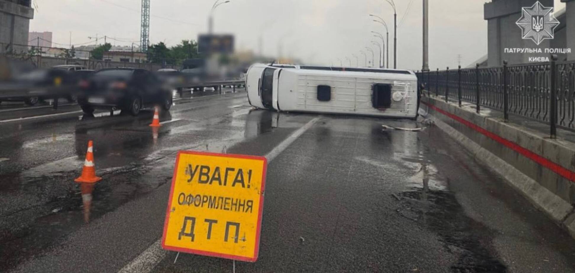 У Києві водій мікроавтобуса влаштував шахові гонки і перекинувся. Відео