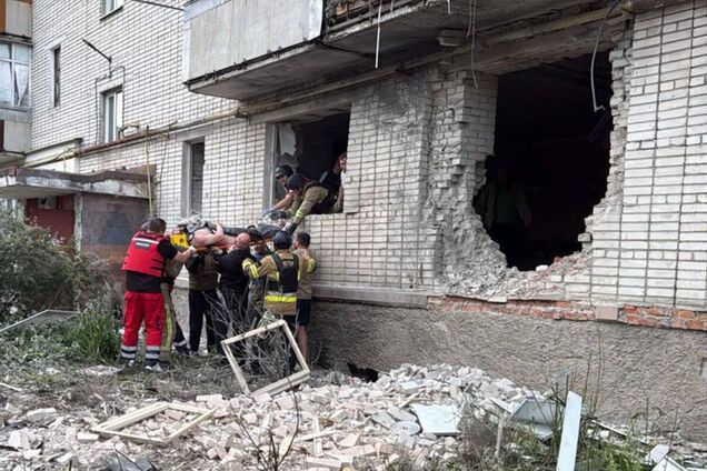 Окупанти атакували Конотоп на Сумщині: є постраждалі, під завалами людина. Фото