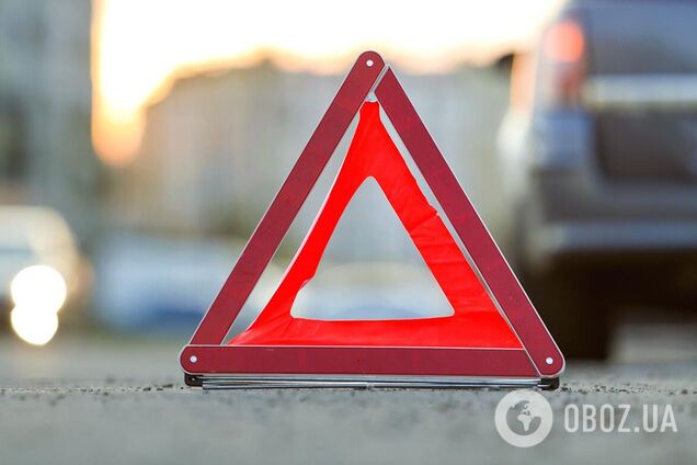 Під Києвом водій Mercedes на швидкості протаранив причіп та інше авто. Момент ДТП потрапив на відео
