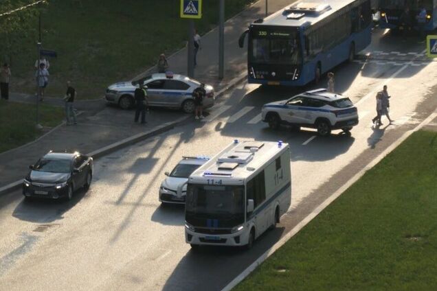 У Москві знайшли третю бомбу під автомобілем на парковці: евакуювали великий торговий центр