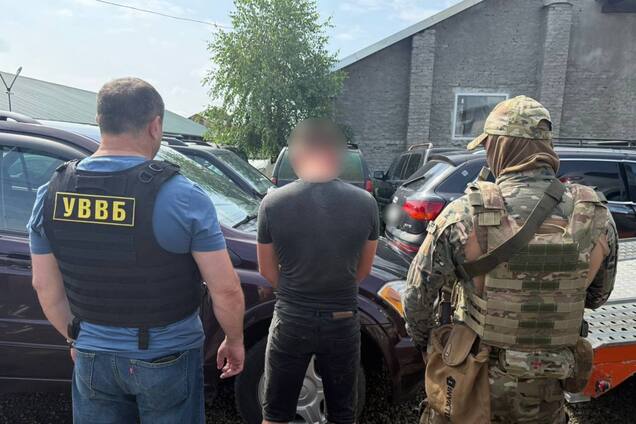 Торгував машинами, прикриваючись благодійністю: на Закарпатті прикордонники затримали ділка. Фото