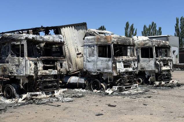 В Донецке ВСУ сожгли 22 грузовика оккупантов на стоянке: все подробности. Фото