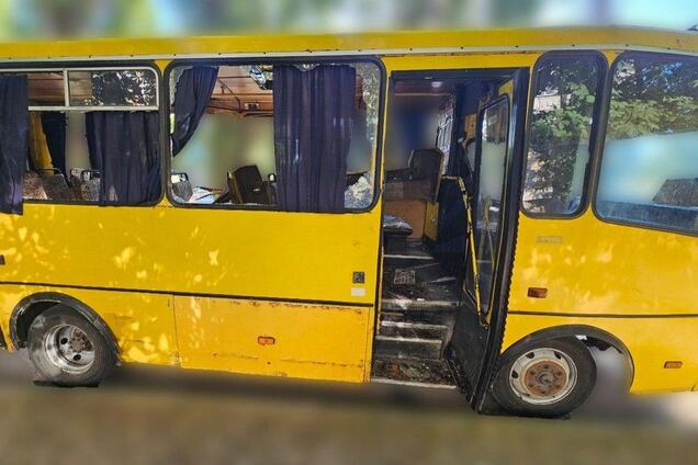 Окупанти вдарили по маршрутці в Херсоні: дві людини загинули, семеро поранені. Фото та відео
