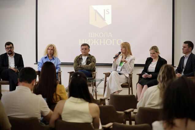 Об’єднає лідерів для відновлення та розвитку України: в Києві відкрили Школу міст та громад