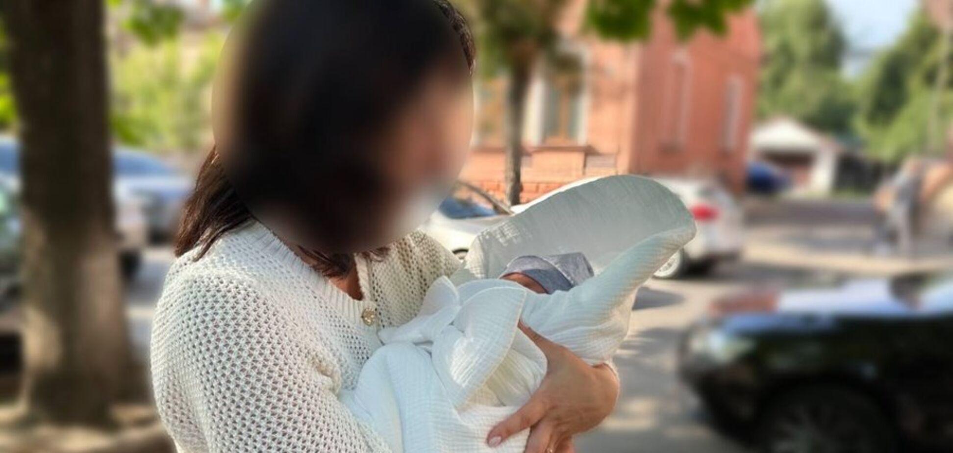 Сотрудница профильной службы с младенцем, которого, по данным следствия, продала мать