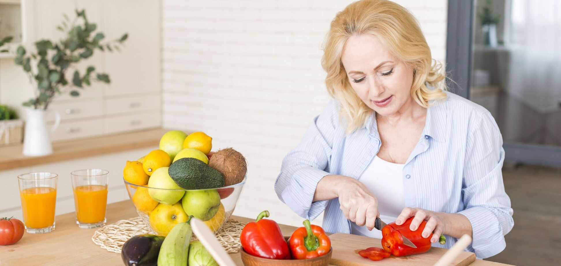 Після 50 ці продукти стають вирішальними: дієтологи назвали дві головні помилки в харчуванні жінок