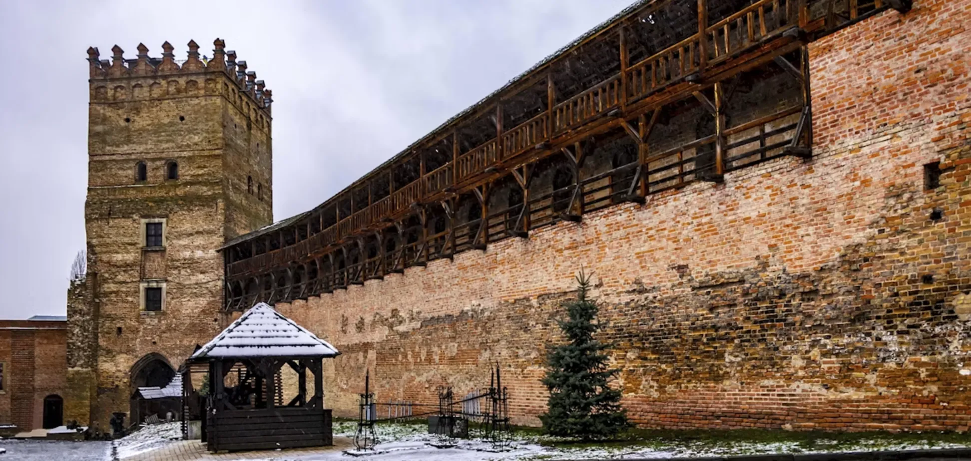 Сучасний вигляд вежі замку Любарта, зафіксованої на фото вперше ще у 1866 році