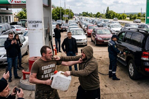 Виховна година на заправці: в Росії вчителів 'мобілізували' заспокоювати у чергах водіїв