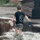 'Куда смотрят родители?' Сеть покорили видео с детьми, которые лезут в грязь и плавают в лужах