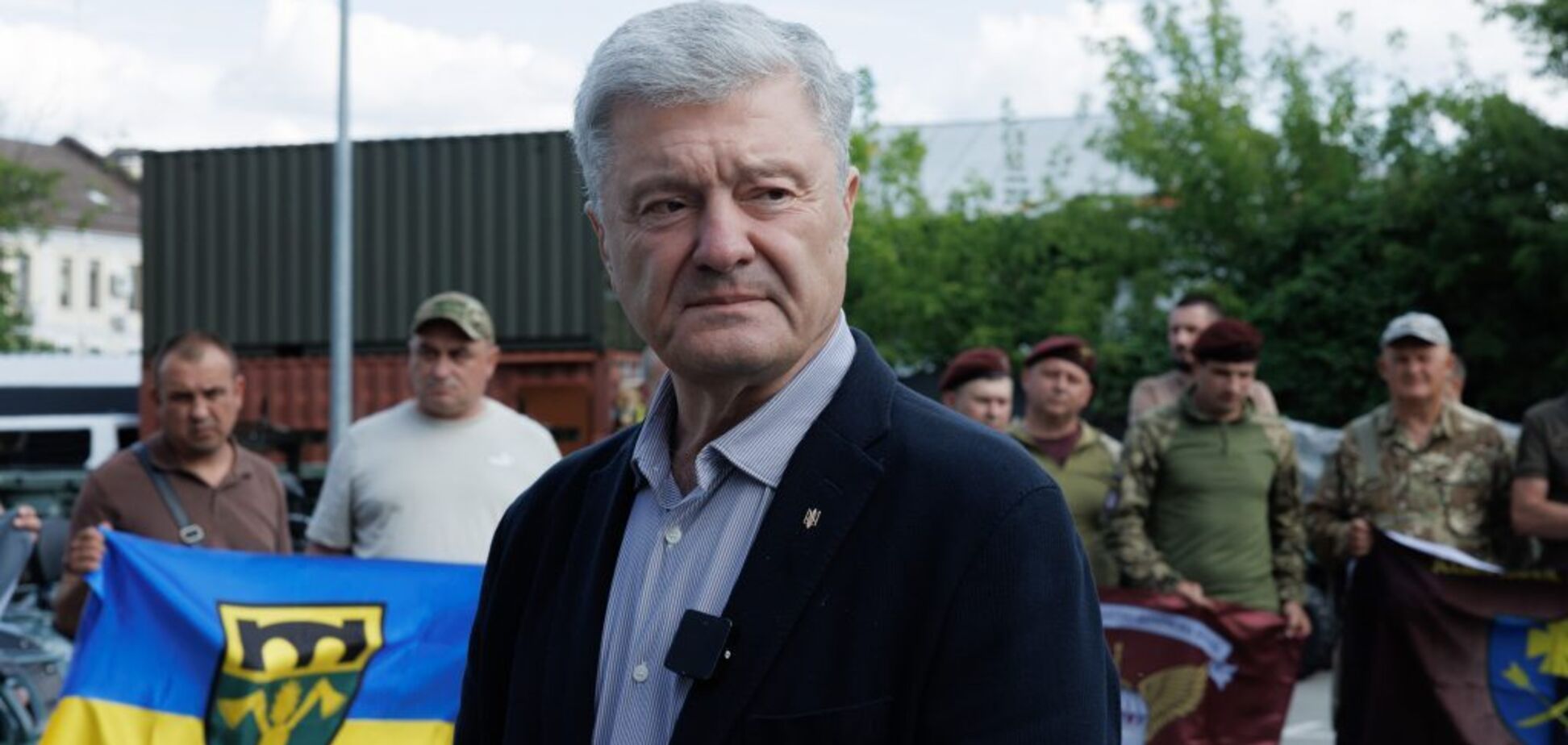Попри санкції Порошенко передав чергову партію техніки підрозділам Сил оборони