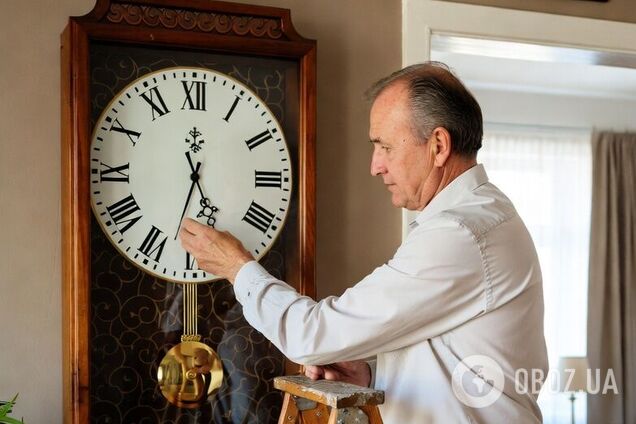 Коли переводять годинник на зимовий час: точна дата в Україні