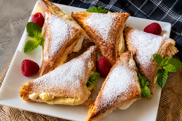 Сладкие слоеные пирожные с кремом к чаю: как приготовить вкусный десерт
