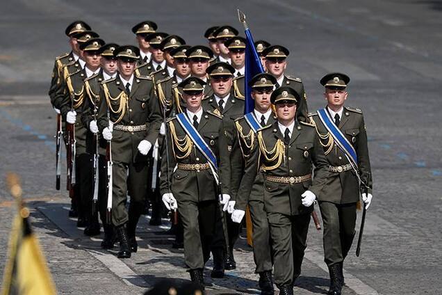 Украинские военные впервые прошли маршем в Париже на параде, посвященном Дню взятия Бастилии. Фото и видео