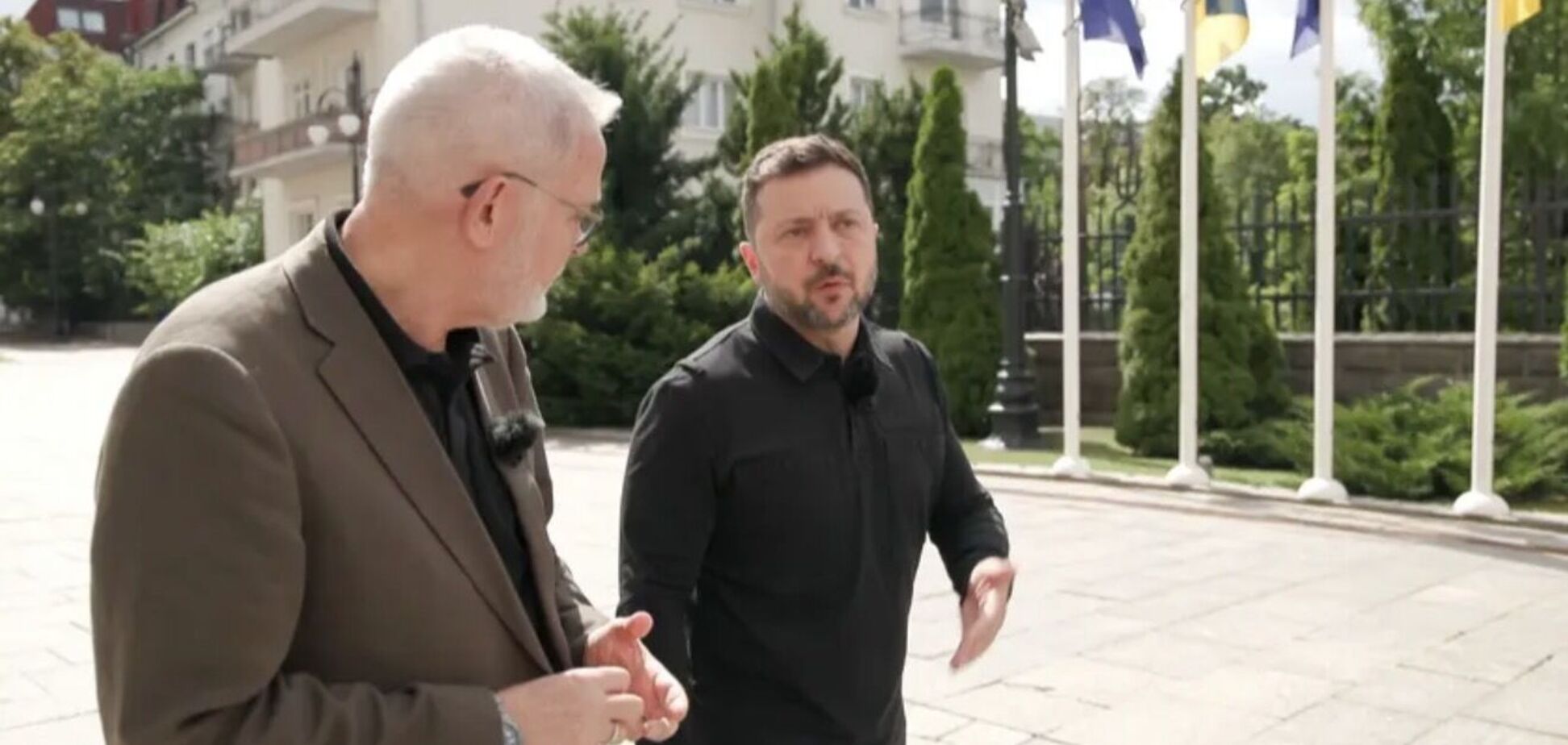 Президент Украины Владимир Зеленский во время интервью французскому изданию.