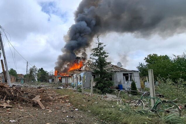 Оккупанты нанесли удар КАБами по селу в Харьковской области: погибла женщина, повреждено много домов, под завалами ищут людей. Фото