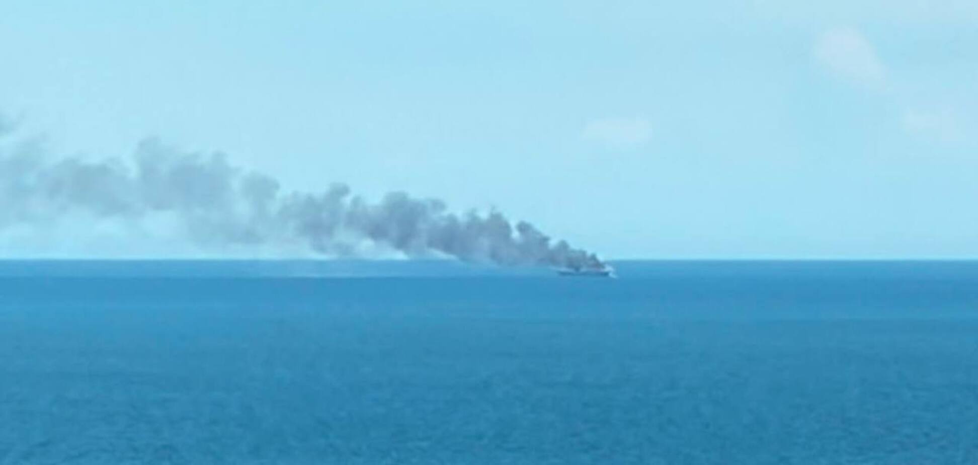 Горящие корабли в море