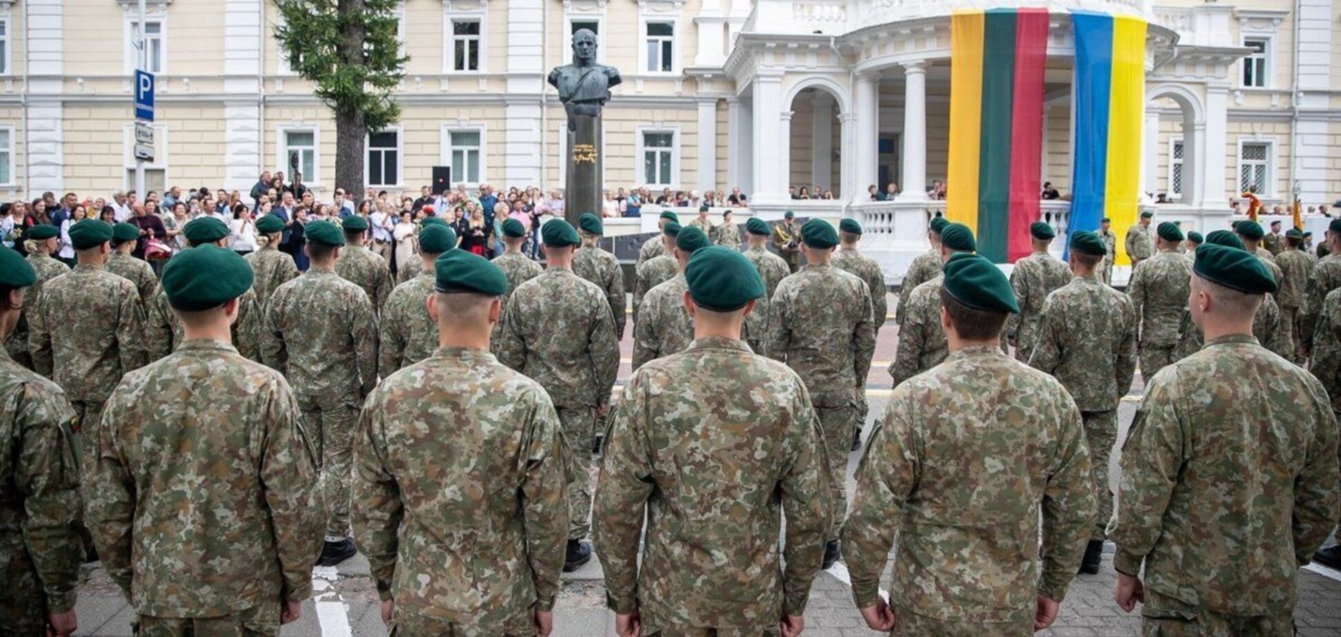 Литовські військові на цремонії присвоєння звання лейтенанта у МО Литви