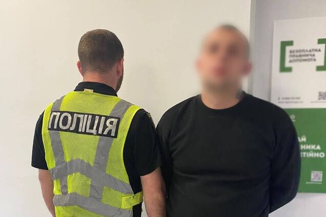В Киеве дорожный конфликт между водителями перерос в погоню, драку и угрозы оружием. Подробности и фото