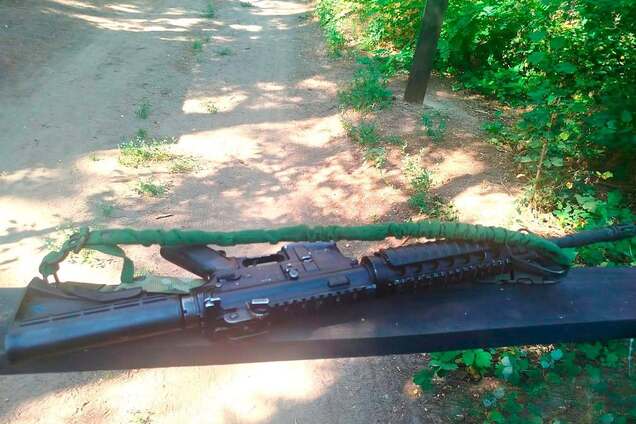 Вбивство двох братів у Калинівці: правоохоронці виявили зброю, яку могли використовувати військові під час злочину. Фото
