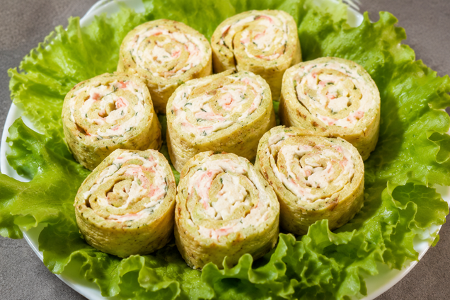 Сытные рулетики из кабачков с крабовыми палочками: готовятся за считанные минуты