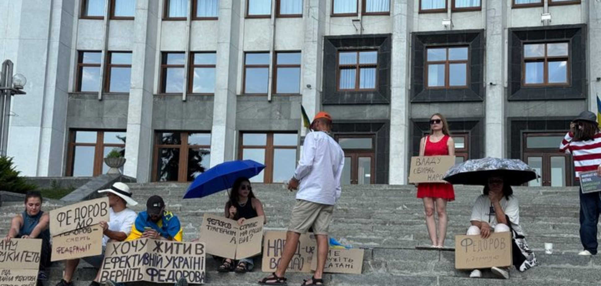 Продолжается второй день митинга против отставки министра обороны Михаила Федорова